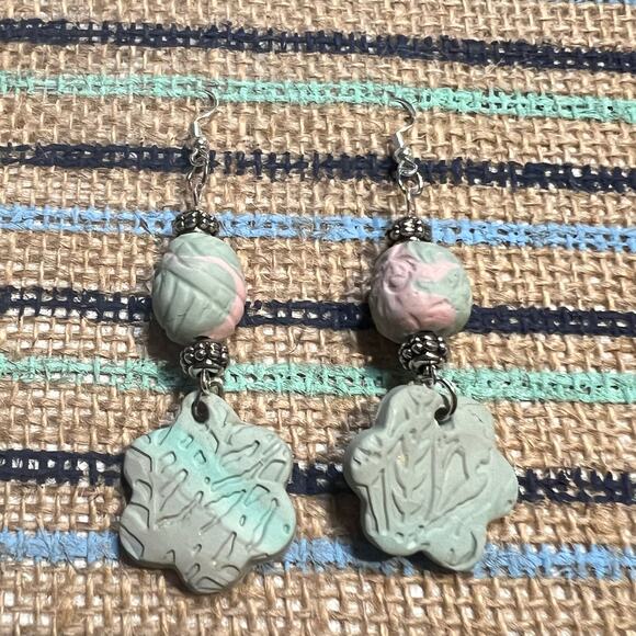Artisan Sage Green & Pink Textured Flower & Bead Dangle Earrings Handmade New - Picture 3 of 3